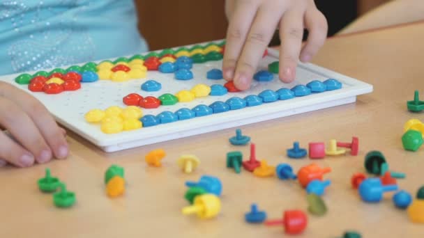 Niño juega el juego educativo intelectual — Vídeos de Stock