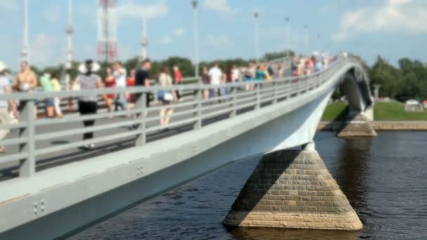 Des piétons marchant sur une passerelle piétonne. Été — Video