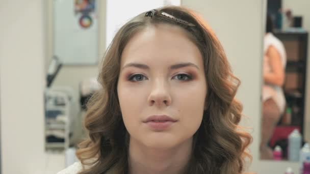 Retrato de una chica con ondas de corte de pelo. Primer plano. — Vídeos de Stock