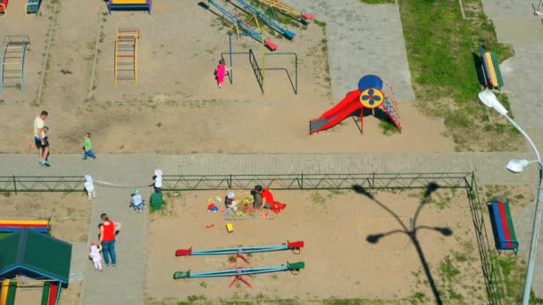 Kinder spielen auf dem Kinderspielplatz — Stockvideo