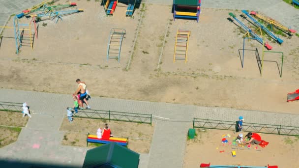 Niños jugando en el parque infantil — Vídeos de Stock