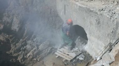 Çalışan inşaat toplayıcı onarma