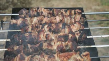 Metal şiş bir ızgara üzerinde hazırlanmış et
