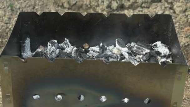 İçin için yanan sıcak kömürleri açık havada mangal — Stok video