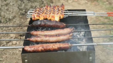 Sıcak parlayan kömürler üzerinde ızgara sosis