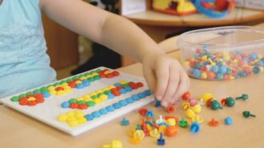 Çocuk entelektüel eğitim oyunu oynar