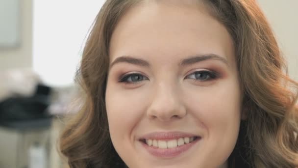 Retrato de uma menina com ondas de corte de cabelo. Fechar. — Vídeo de Stock