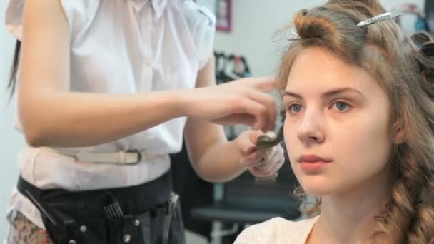 Master κάνουν χτένισμα για το καφέ μαλλιά κορίτσι — Αρχείο Βίντεο