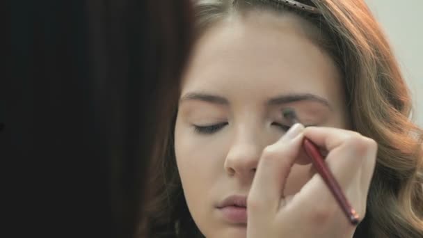 Maquiagem artista fazendo maquiagem para a noiva elegante — Vídeo de Stock