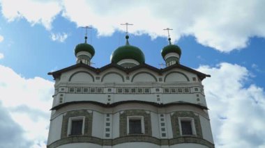 Kubbe ile ile Ortodoks Manastırı haçlar