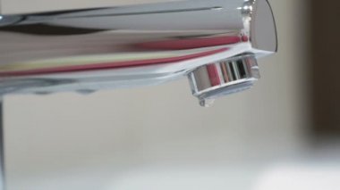 Banyo musluk musluk suyu damlar