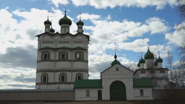 Domes with Orthodox crosses of the monastery — Stock Video