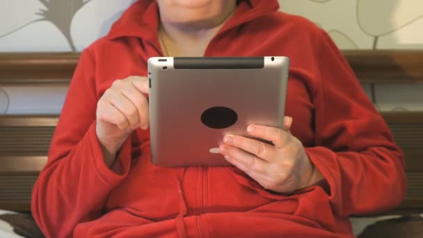 Femme tient tablette numérique, regarde les images — Video