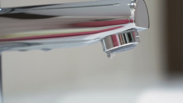 Csapvíz csöpög a csap a fürdőszobában — Stock videók