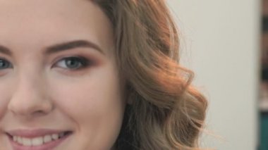 Bir saç kesimi dalgalar ile bir kız portresi. Portre