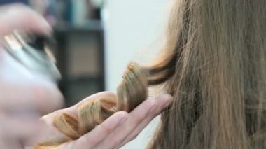 Ana Kız Güzellik Salonu bukleler yapar