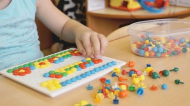 Küçük kız fikri eğitici bir oyun oynuyor