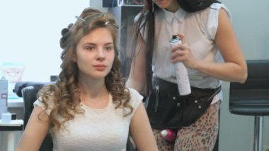 Profesyonel kuaför saç modeli için yapar