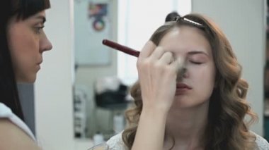 Makyaj sanatçısı şık gelin için makyaj yapma