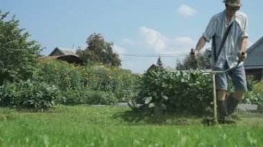 Düzeltici açık havada kullanarak bir çim biçme alt