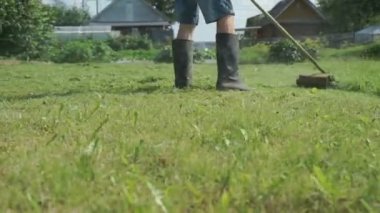 Çim biçme açık havada ile işçi keser