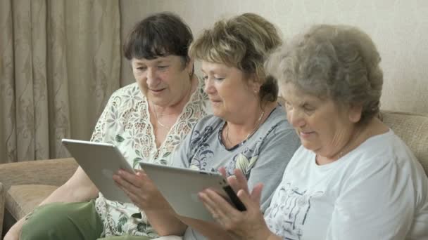 Donne anziane che parlano tra di loro a casa — Video Stock