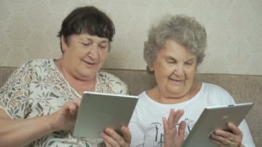 Yaşlı kadınlar gümüş dijital tablet holding