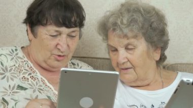 Gümüş Dijital tablet tutan kadın