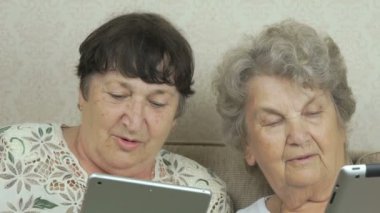 Gümüş Dijital tablet tutan kadın