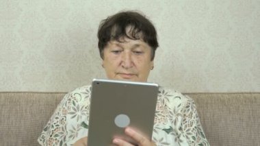 Gümüş Dijital tablet tutan yaşlı kadın