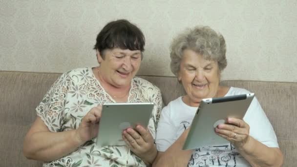 Két idős nővérek gazdaság ezüst digitális tabletta