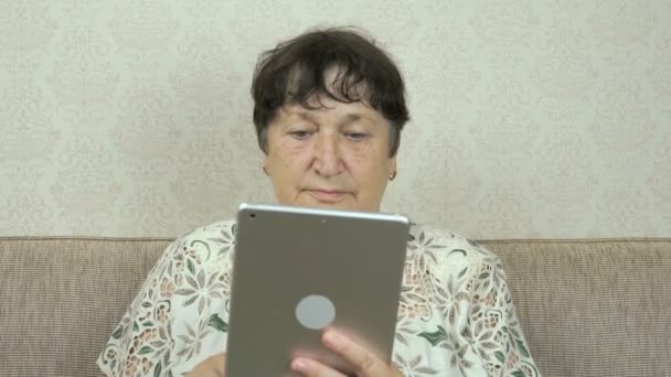 Gümüş Dijital tablet tutan yaşlı kadın — Stok video