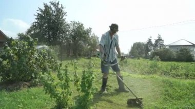 Adam kesme çim Bahçe çim biçme makinesi kullanma