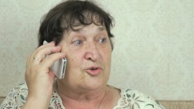 Yaşlı kadın evde Evet