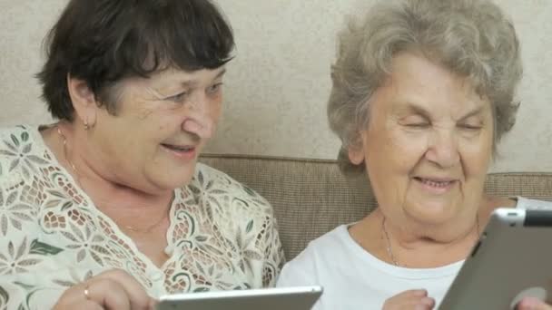 Två äldre systrar håller silver digital tabletter — Stockvideo