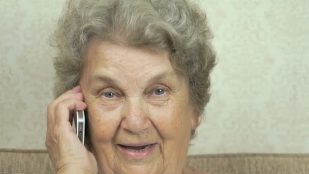 Anciana habla en smartphone al médico en casa — Vídeos de Stock