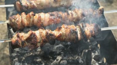 Domuz eti Şaşlık şiş ızgara üzerinde pişirme