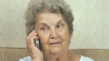 Yaşlı kadın evde smartphone söz