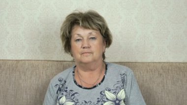 Sert bakışla ciddi üst düzey kadın portresi