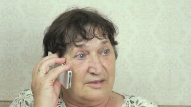 Yaşlı kadın cep telefonda konuşurken