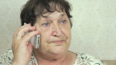 Yaşlı büyükanne cep telefonda konuşurken