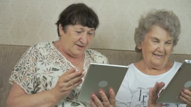 Stare kobiety gospodarstwa Srebrny cyfrowy tabletki — Wideo stockowe