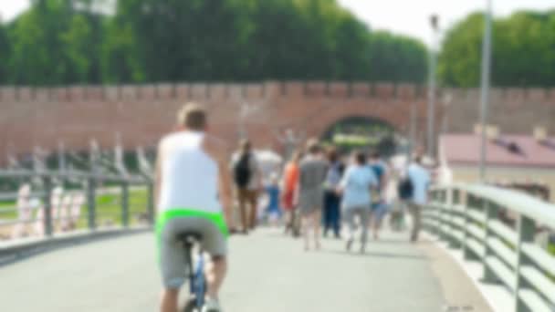 Veel mensen lopen op een voetgangersbrug — Stockvideo