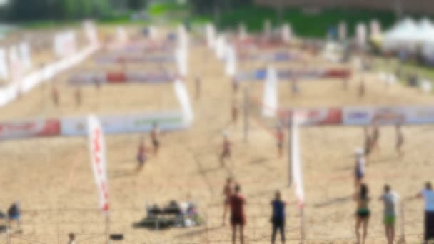 Volejbalový turnaj na pláži v létě — Stock video