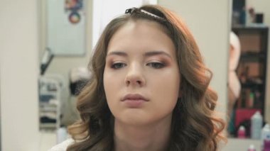 Genç manken için makyaj yapma makyaj sanatçısı