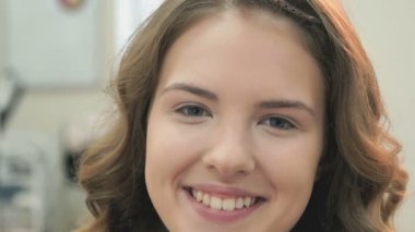 Kameraya gülümseyen kadar yapmak olmadan kahverengi saçlı