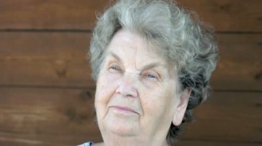 Yaşlı büyükanne ve duygular