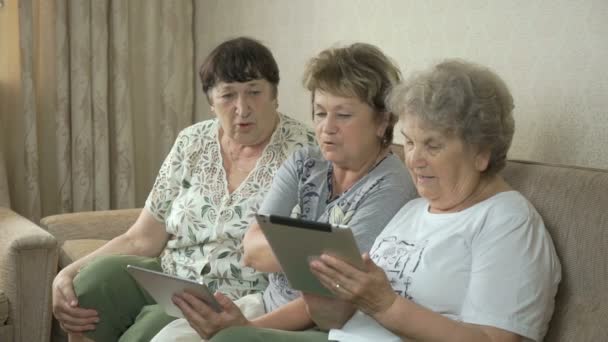 Viejas hablando entre ellas en casa — Vídeos de Stock