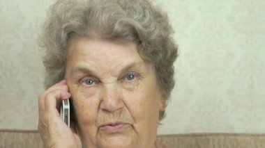 Büyükanne bir telefon üstünde hareket eden telefon kapalı olması