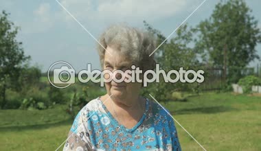 Dijital tablet açık havada tutan ederly kadın